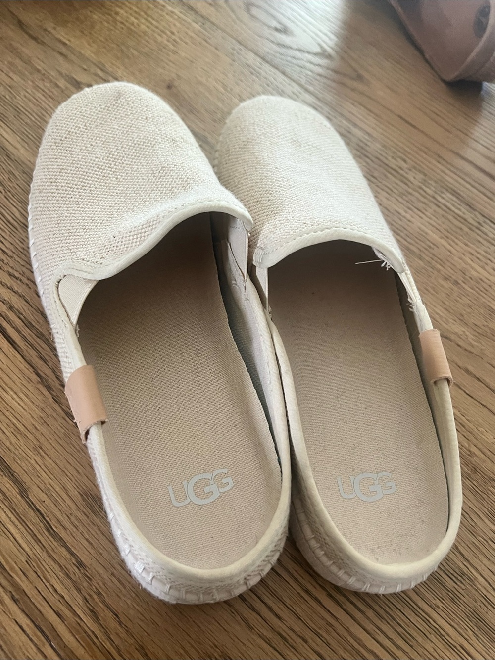 UGG Women’s Cream Delu Flats Slip-On Espadrille